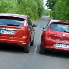 Dwa czerwone samochody jadące obok siebie. Ford Focus i Seat Leon. Czy to wyprzedzanie a wymijanie?