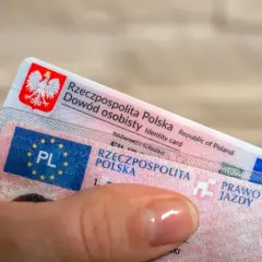 Polskie dokumenty: dowód osobisty i prawo jazdy. Czy kierowca musi mieć przy sobie prawo jazdy? Tak, jest to obowiązkowe.