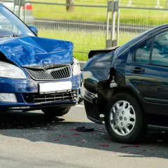Zniszczone auta po kolizji. Młody kierowca musi wiedzieć, co grozi za spowodowanie wypadku: mandat, punkty karne, a nawet utrata prawa jazdy.