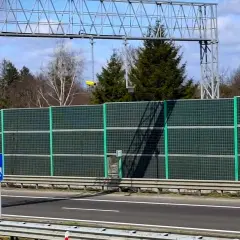 Znak informuje o odcinkowym pomiarze prędkości S3. Uważaj na ograniczenia!