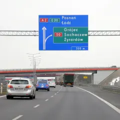 Autostrada A2/E30 z tablicą kierunkową na Poznań, Łódź, Grójec, Sochaczew i Żyrardów. Widoczna minimalna prędkość na autostradzie.