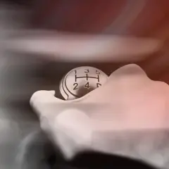 Dłoń na gałce zmiany biegów, zastanawiasz się, na jakim biegu wchodzić w zakręt.