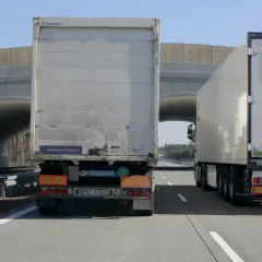 Dwa tiry jadą obok siebie na autostradzie, pod wiaduktem. Czy tiry mogą się wyprzedzać na autostradzie?