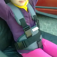 Dziecko w pasach bezpieczeństwa. Pytanie: od jakiego wzrostu bez podkładki?