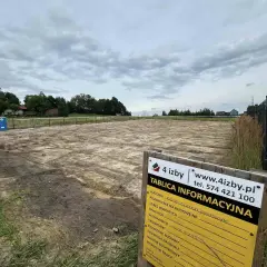 Plac budowy z koparką i tablicą informacyjną. Zgłoszenie rozpoczęcia budowy 7 dni temu.