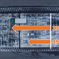 Test hamowania: samochód osobowy potrzebuje 15m, ciężarówka 23,5m. Ograniczenie prędkości 50 km/h.