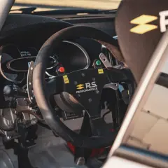 Kierownica sportowego auta z przyciskami "START/STOP" i "MAPA". Idealna technika jazdy samochodem dla początkujących, by poczuć moc.