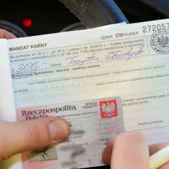 Młody kierowca otrzymał mandat 300 zł za przekroczenie prędkości. Dokument zawiera dane sprawcy i kwotę kary.