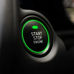 Przycisk "START STOP ENGINE" z zieloną obwódką. Nauka jazdy: jak odpalić samochód? Wystarczy nacisnąć ten przycisk.