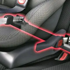 System isofix od kiedy? Widok na pasy bezpieczeństwa w samochodzie, z zaznaczonymi punktami mocowania.