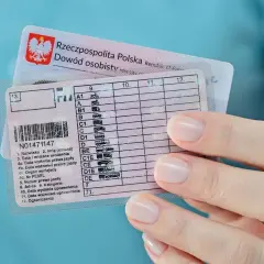 Dłoń trzyma polskie prawo jazdy. Czy od razu po zdaniu prawa jazdy można jeździć? Dokument zawiera kategorie uprawnień.