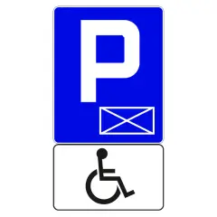 Znak informuje o miejscach parkingowych dla niepełnosprawnych. Dodatkowo symbol koperty może oznaczać pocztę w pobliżu.