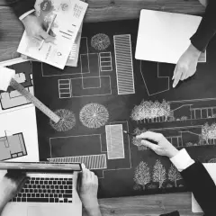 Zespół dyskutuje nad projektem architektonicznym, planując przestrzeń. To kluczowy etap reformy planowania przestrzennego.