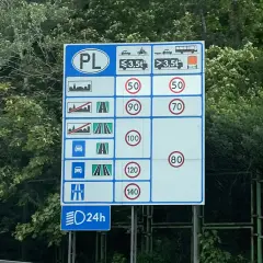Znak drogowy PL z limitami prędkości na drodze ekspresowej. Samochody osobowe mogą jechać 140 km/h, ciężarówki 80 km/h.