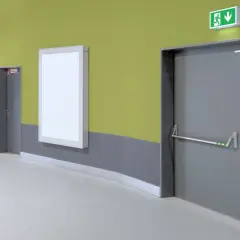 Drzwi ewakuacyjne z zielonym znakiem wyjścia. Zamknięte drzwi ewakuacyjne to kara, która może kosztować życie.