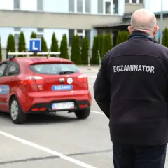 Egzaminator obserwuje czerwony samochód z literą "L" na dachu. Czy można wybrać egzaminatora na prawo jazdy?