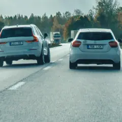 Dwa samochody na drodze, jeden z nich przygotowuje się do wyprzedzania. Czy podczas wyprzedzania można przekroczyć prędkość?