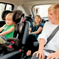 Mama z dwójką dzieci w samochodzie. Jak przewozić 3 dzieci w samochodzie? Bezpieczeństwo przede wszystkim!