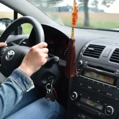 Ręce na kierownicy, kluczyki w stacyjce. Zastanawiasz się, hamowanie silnikiem co to? To oszczędność paliwa i mniejsze zużycie hamulców.