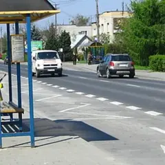 Na pasie do skrętu w prawo, obok przystanku, samochód powinien włączyć kierunkowskaz.