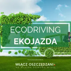 Ziemia z liści, zielony samochód i napis "ECODRIVING EKOJAZDA". Człowiek w aucie pokazuje kierunek, promując ekonomiczną jazdę samochodem.