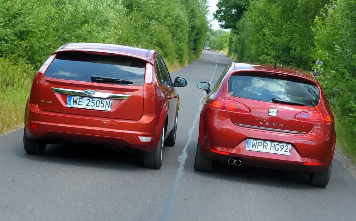 Dwa czerwone samochody jadące obok siebie. Ford Focus i Seat Leon. Czy to wyprzedzanie a wymijanie?