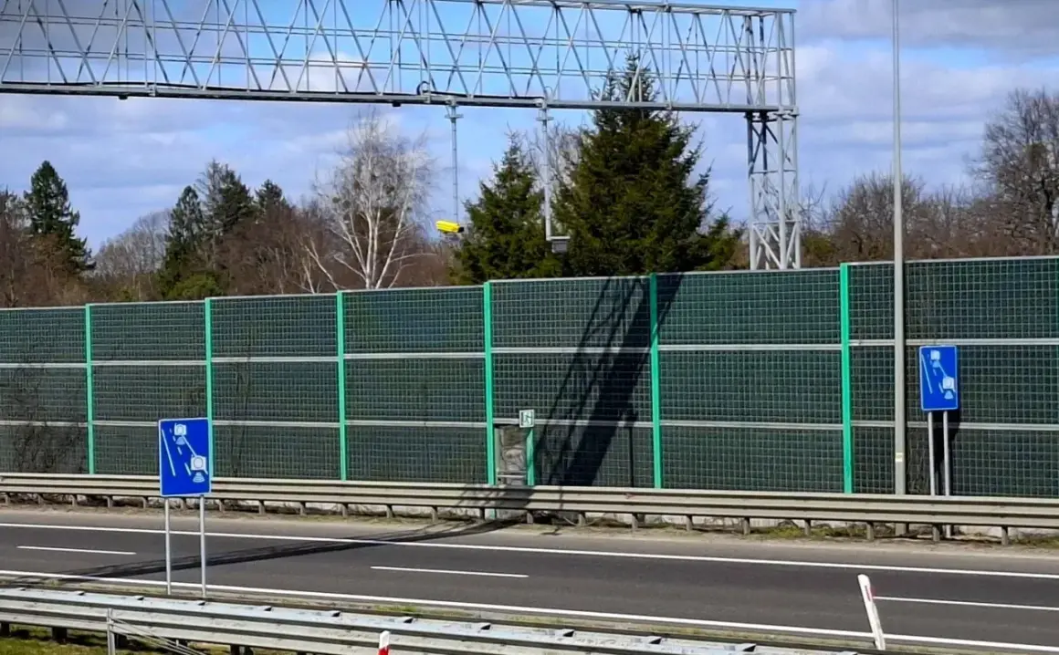 Znak informuje o odcinkowym pomiarze prędkości S3. Uważaj na ograniczenia!