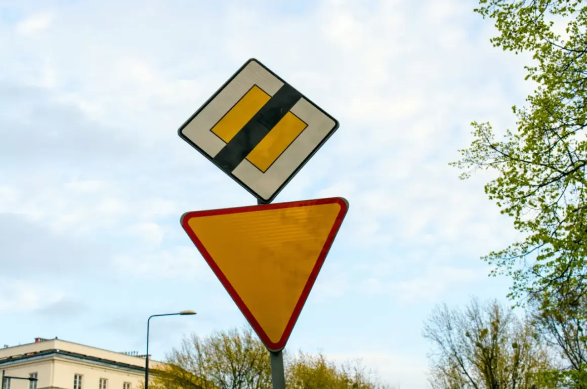 Dwa znaki drogowe: "ustąp pierwszeństwa" (trójkąt) i "koniec drogi podporządkowanej" (kwadrat z pasem).