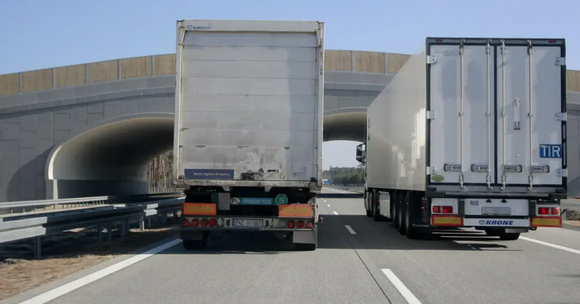 Dwa tiry jadą obok siebie na autostradzie, pod wiaduktem. Czy tiry mogą się wyprzedzać na autostradzie?