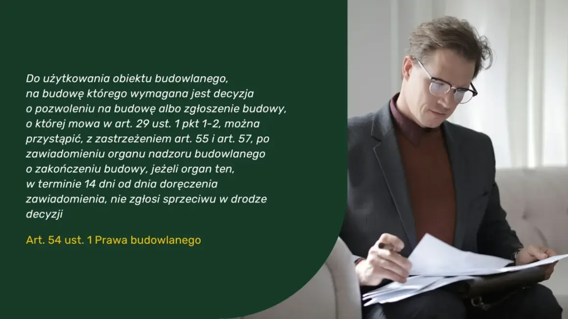 Mężczyzna w okularach analizuje dokumenty dotyczące pozwolenia na użytkowanie obiektu budowlanego zgodnie z prawem budowlanym.