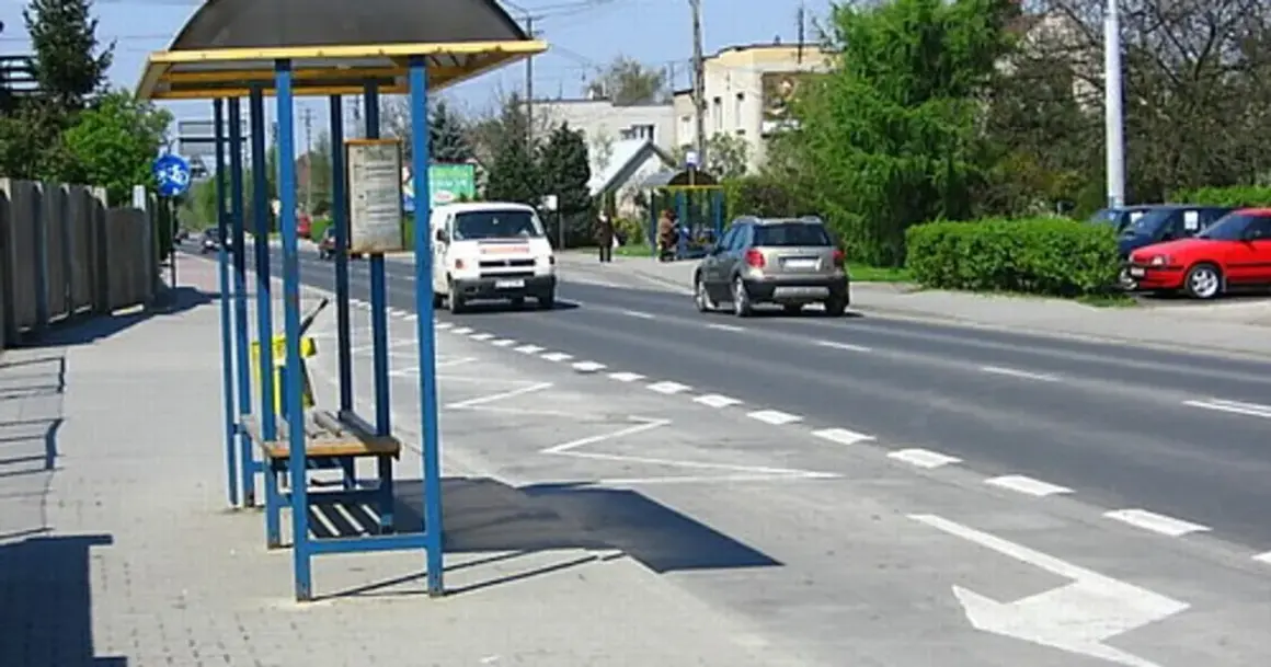 Na pasie do skrętu w prawo, obok przystanku, samochód powinien włączyć kierunkowskaz.