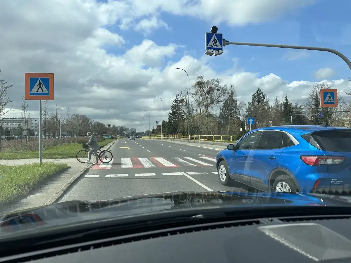 Wyprzedzanie na pasach na drodze dwupasmowej - Co wolno?