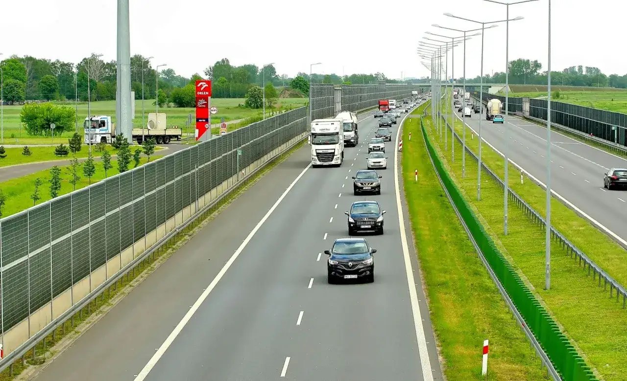 Ruch samochodowy na autostradzie, z autami i ciężarówkami. Dbamy o bezpieczna jazda samochodem, przestrzegając przepisów.