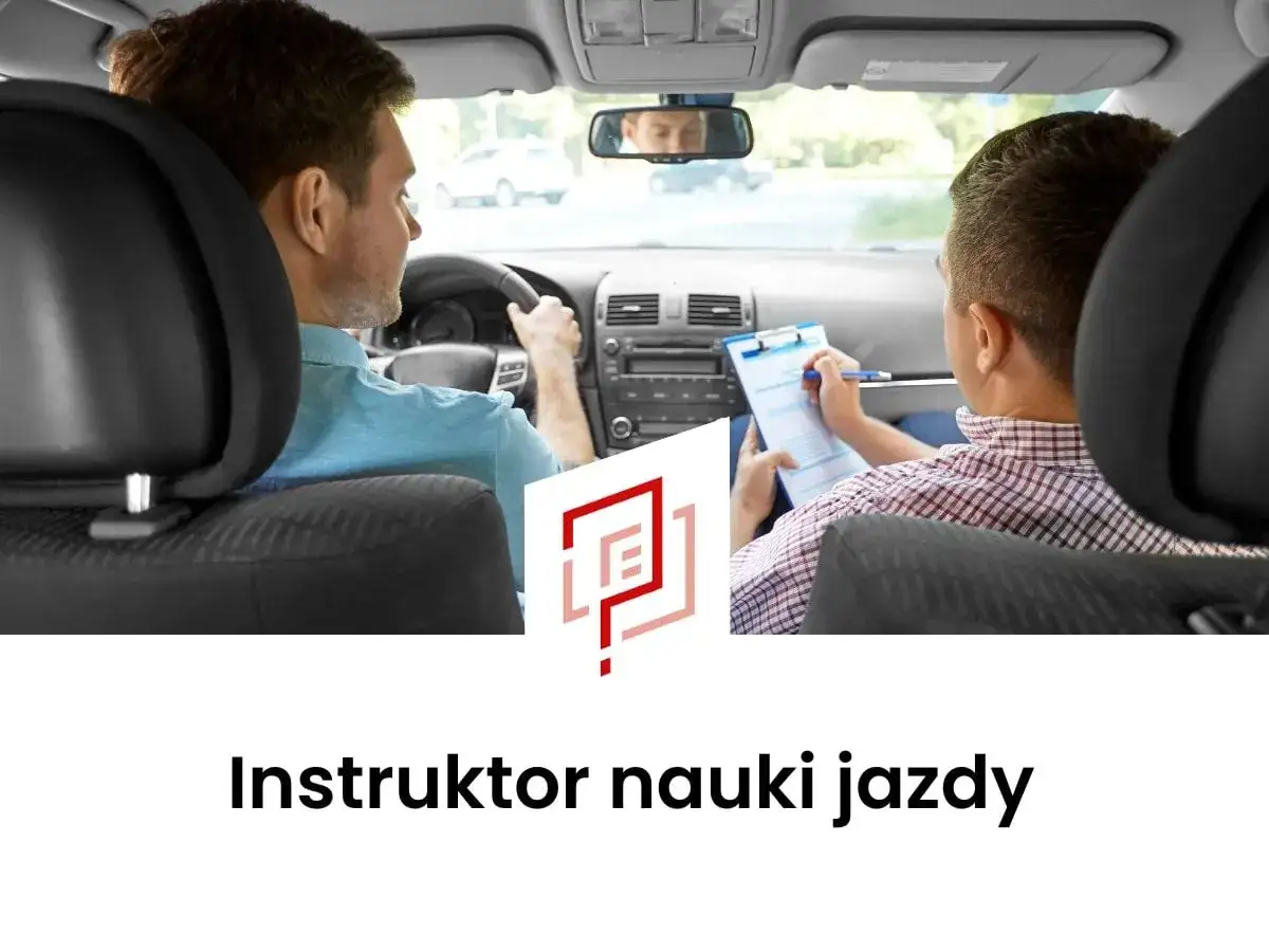 Chcesz wiedzieć, jak zostać instruktorem nauki jazdy? Mężczyzna za kierownicą i jego pomocnik z notatkami w samochodzie.