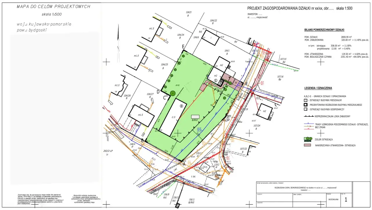 Plan sytuacyjny działki z oznaczeniami granic, budynków i uzbrojenia. Skala 1:500.