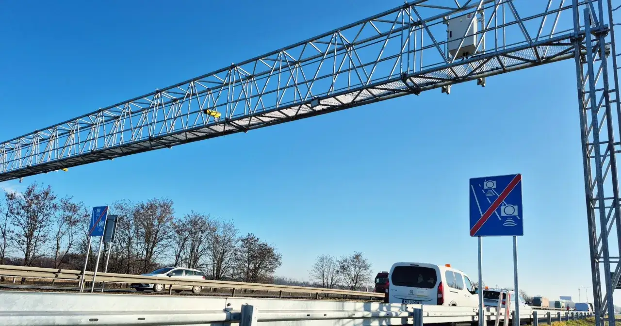 Na A4 działa odcinkowy pomiar prędkości. Znaki informują o kontroli, a nad drogą widać kamery.