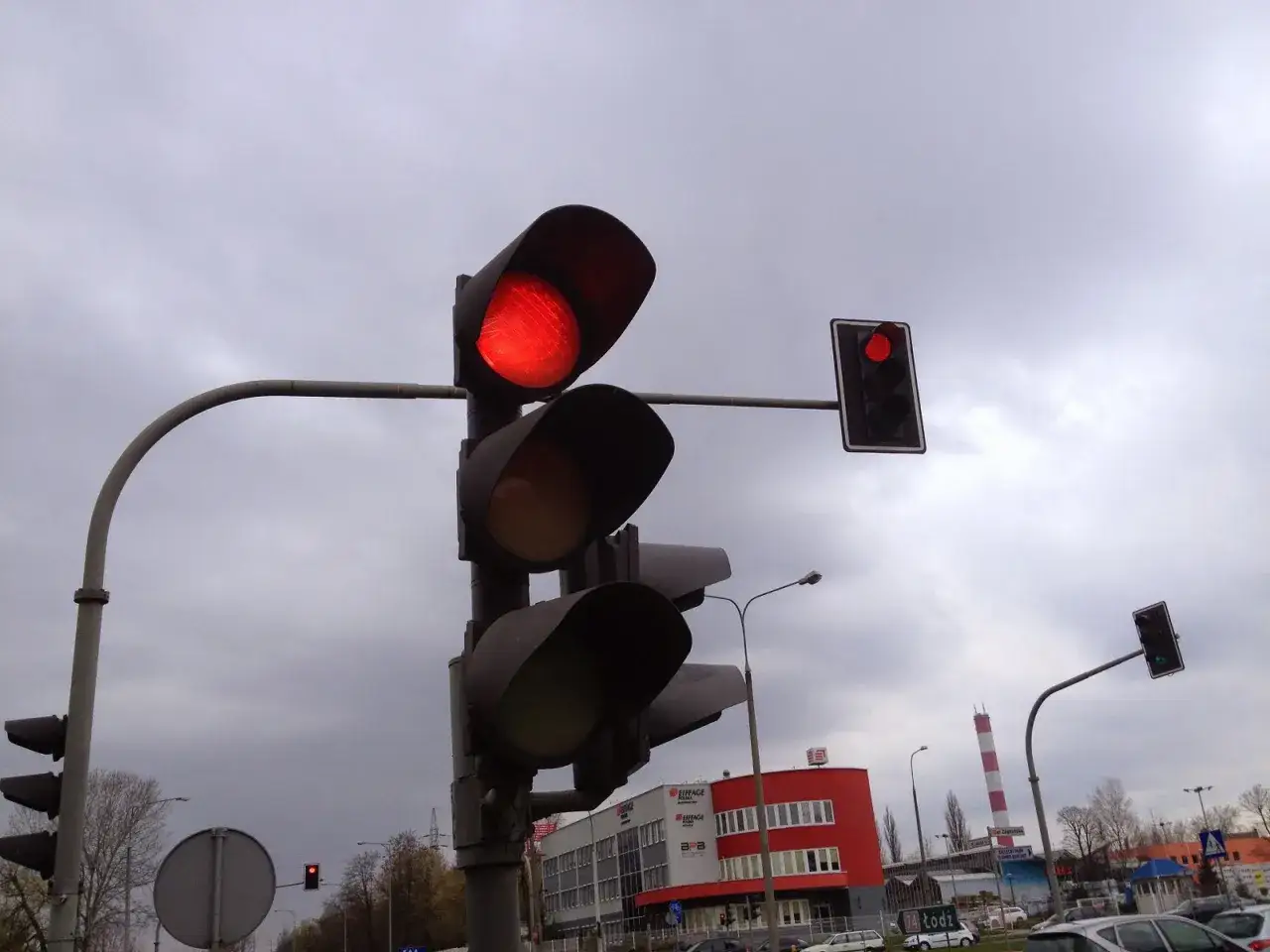 Sygnalizacja świetlna pokazuje długość światła czerwonego. Czekamy na zielone.
