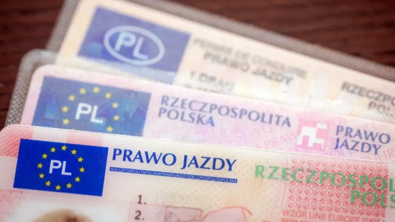Polskie prawa jazdy. Od ilu lat można jeździć autem? Zależy od kategorii, ale podstawowe uprawnienia zaczynają się od 18 lat.