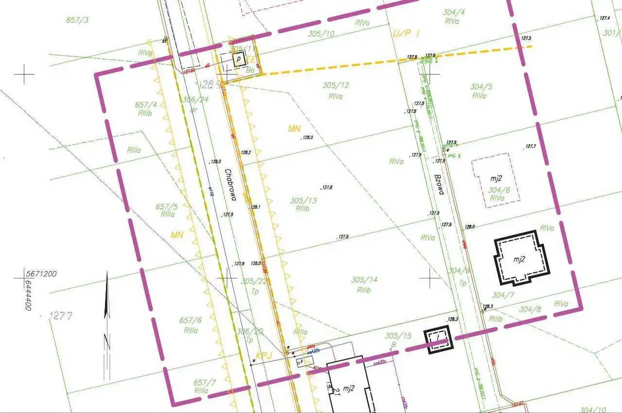 Mapa z oznaczeniami działek i budynków, wykonana w ramach inwentaryzacji geodezyjnej powykonawczej. Widoczne numery działek, granice, nazwy ulic (Chabrowa, Bzowa) i wysokości.