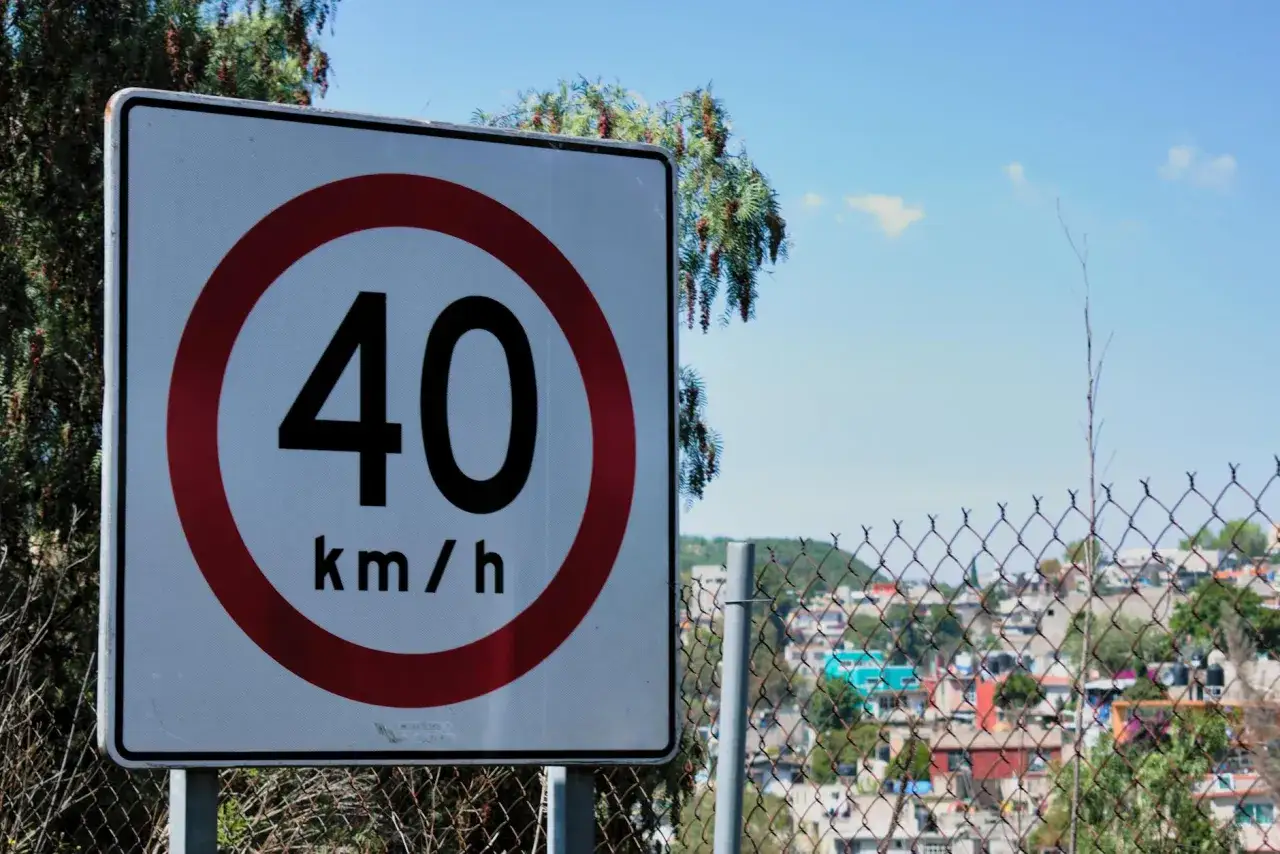 Znak ograniczenia prędkości do 40 km/h. To informacja, o ile można przekroczyć prędkość w tym miejscu.