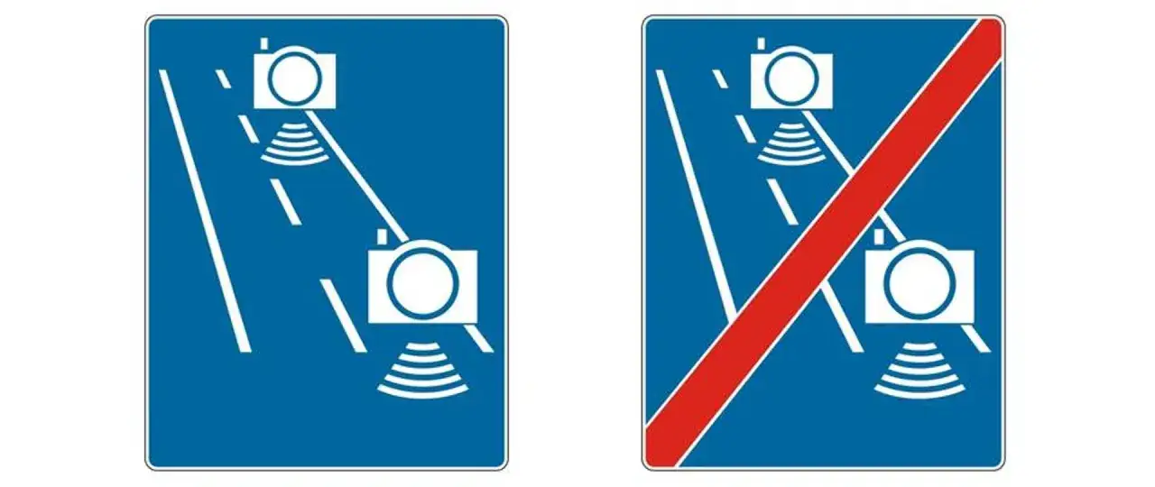 Znaki drogowe informujące o odcinkowych pomiarach prędkości na A1. Jeden znak oznacza początek, drugi koniec strefy pomiaru.