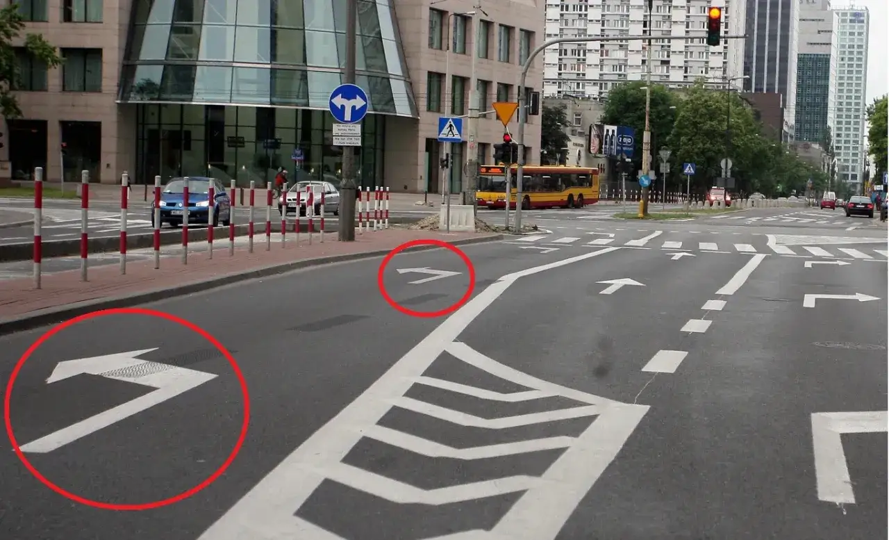 Strzałki na pasie do skrętu pokazują kierunek jazdy. Czy na pasie do skrętu trzeba włączać kierunkowskaz? Tak, zawsze!