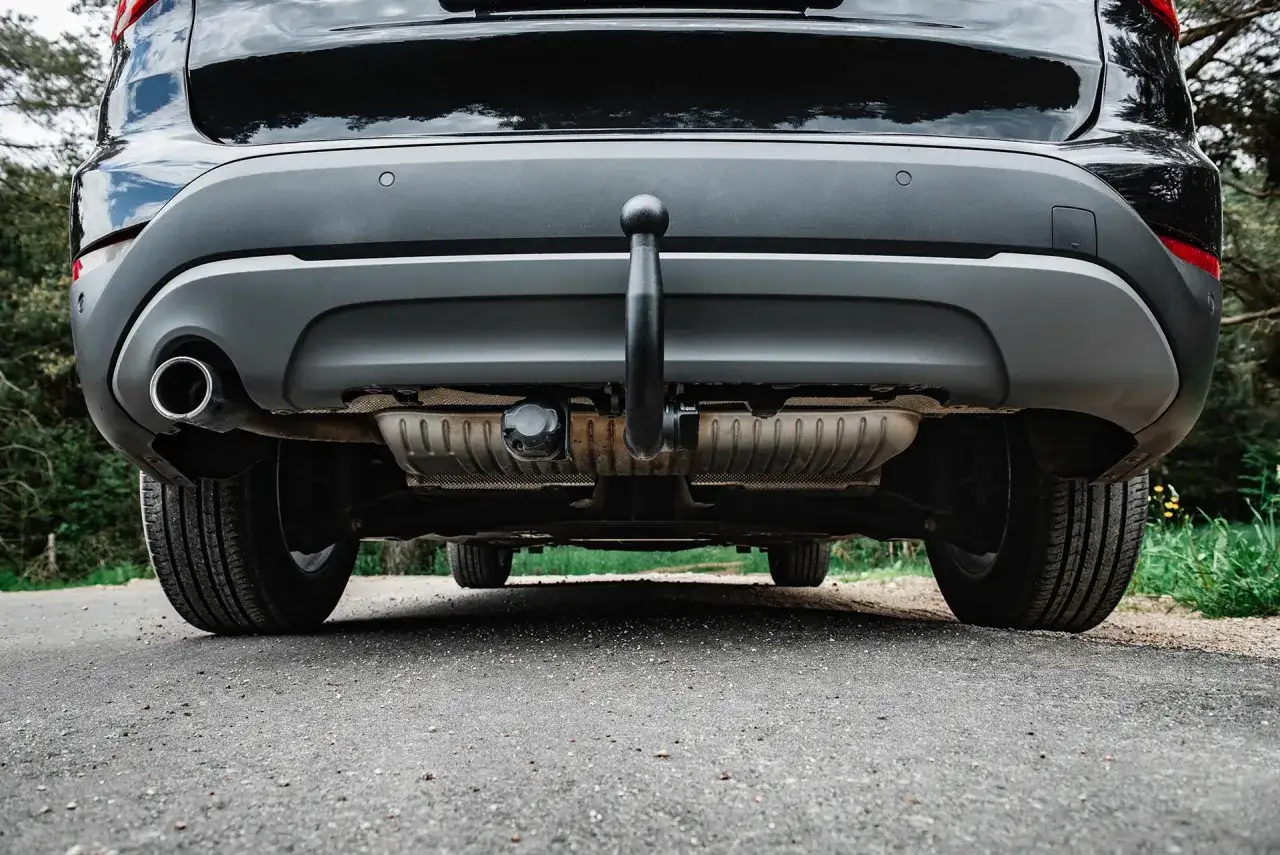 Czarne auto z zamontowanym hakiem holowniczym. Czy można jeździć z hakiem? Tak, jeśli jest prawidłowo zamontowany i nie przeszkadza w ruchu.