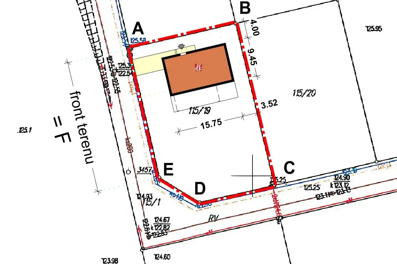 Plan sytuacyjny z zaznaczoną nieprzekraczalną linią zabudowy (czerwona linia) i ogrodzeniem działki. Widoczny budynek i wymiary.